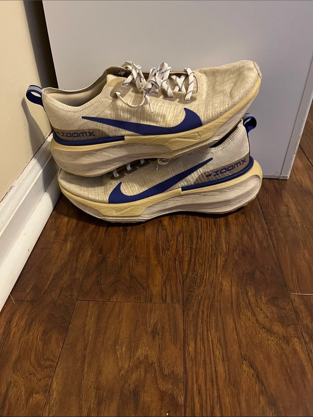 Nike Mens Running Invincible 3 Sneakers - Cream Upper with Blue Swoosh